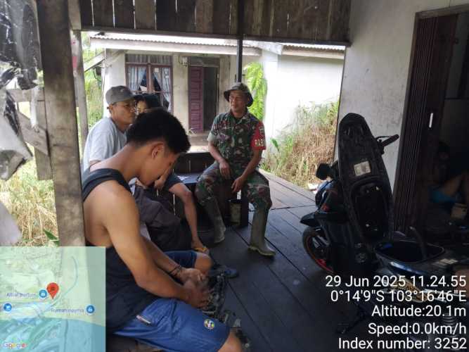 Babinsa Koramil 12/Batang Tuaka Ajak Pemuda Desa Sungai Piring Isi Waktu dengan Kreatifitas, Jauhi Pergaulan Bebas dan Judi Online