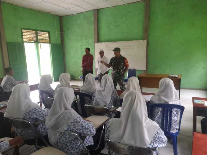 Pemberian Materi Bhinekatunggal Ika di Sekolah oleh Babinsa