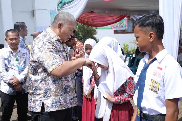 Bupati Asahan Serahkan BPJS Kesehatan Gratis dan KIP Kepada Masyarakat di 4 Kecamatan