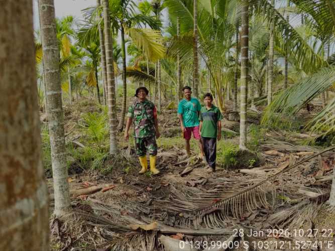 Babinsa Sungai Dusun menggelar patroli tapal batas wilayah