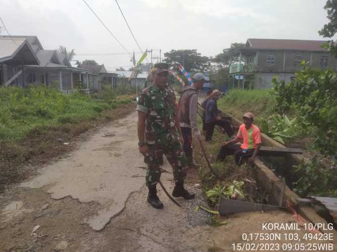 Serda Mulyadi Menagdakan Pembersihan di Seputaran Kampung Pancasila