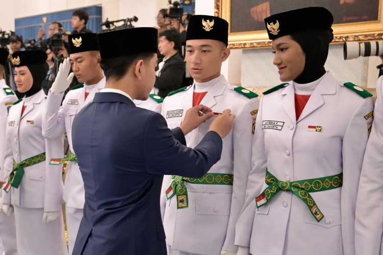 Resmi Dikukuhkan, 76 Anggota Paskibraka Siap Bertugas pada Upacara HUT ke-81 Kemerdekaan RI