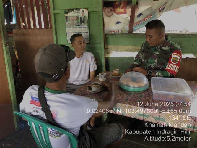 Babinsa Koramil 08/Mandah Lakukan Komsos dan Himbauan Kewaspadaan di Desa Bekawan