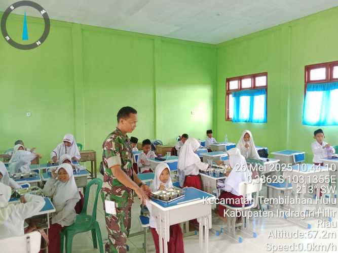 Babinsa Serda Ronal Manalu Aktif Dukung Program Makan Sehat Bergizi di Tembilahan Hulu, Tingkatkan Gizi dan Kesehatan Pelajar