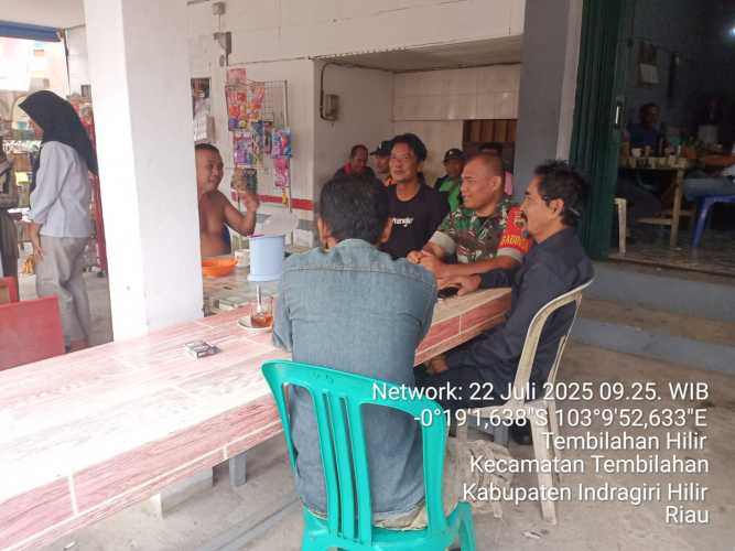 Babinsa Tembilahan Hilir Ajarkan Pentingnya Menjaga Kamtibmas Saat Ngopi Pagi