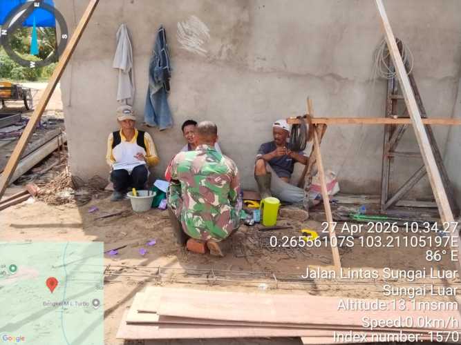 Babinsa Sungai Luar Galang Komsos dan Tingkatkan Kesadaran Keamanan Para Pekerja Bangunan