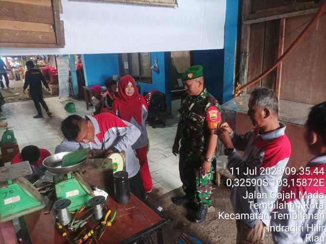 Babinsa Kota Serda Miskal Bersama Dinas Perdagangan Lakukan Pengecekan HTTP