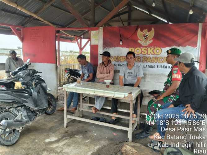 Babinsa Koramil 12/Batang Tuaka Laksanakan Komunikasi Kependudukan di Pos Kampung Pancasila, Wujudkan Keharmonisan Masyarakat