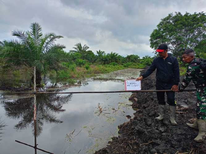 Danramil 01/Tembilahan Dampingi Tim PHO dalam Normalisasi Parit Program TMMD Ke -123 Kodim Inhil