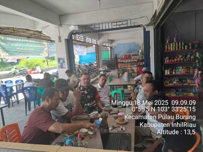 Babinsa Sertu Siswanto Pererat Tali Silaturahmi dengan Masyarakat di Desa Sungai Danai