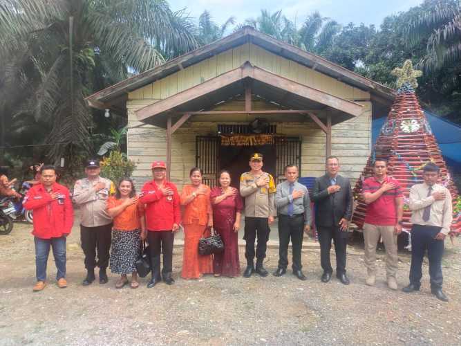 Kapolsek Kempas dan Jajaran Amankan Perayaan Ibadah Natal, Wujudkan Persaudaraan dan Kerukunan.