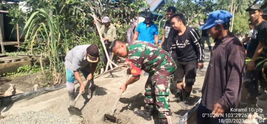 Babinsa Berdayakan Masyarakat Benahi Jalan Penghubung