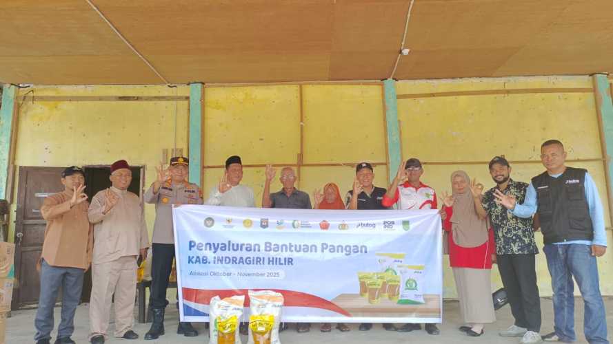 Kapolsek Pulau Burung Bersama Kepala Desa dan Bulog Salurkan Bantuan Pangan