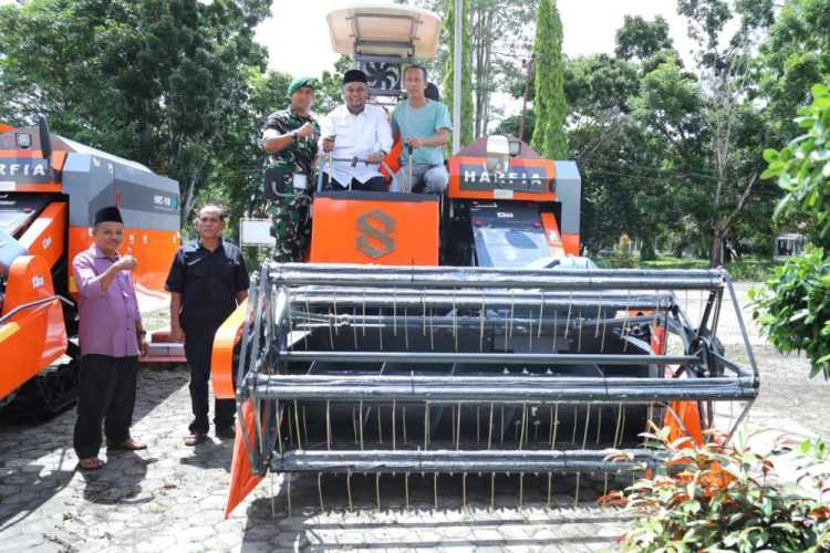 Tekan Biaya Operasional, Alsintan Senilai Rp500 Juta Per Unit Tiba di Kabupaten Siak