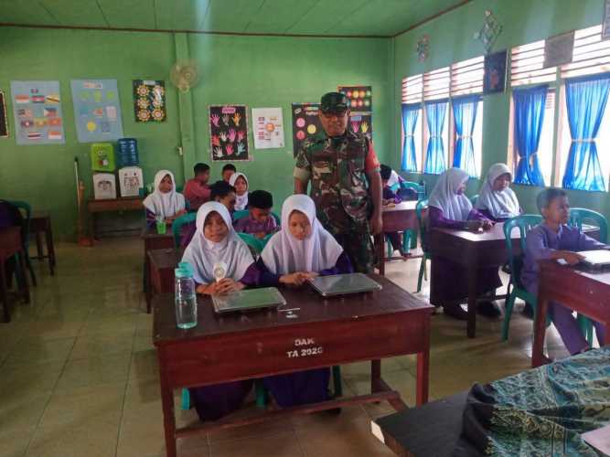 Babinsa Sertu Anton Dampingi Penyaluran 2.905 Porsi Program Makan Bergizi Gratis di Beberapa Sekolah di Tembilahan Hilir