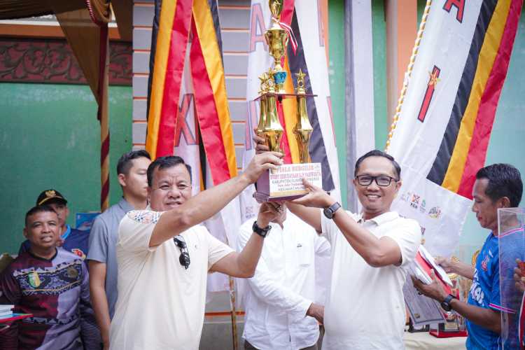 Bupati Suhardiman Amby Resmi Menutup Festival Pacu Jalur Rayon I Kecamatan Inuman