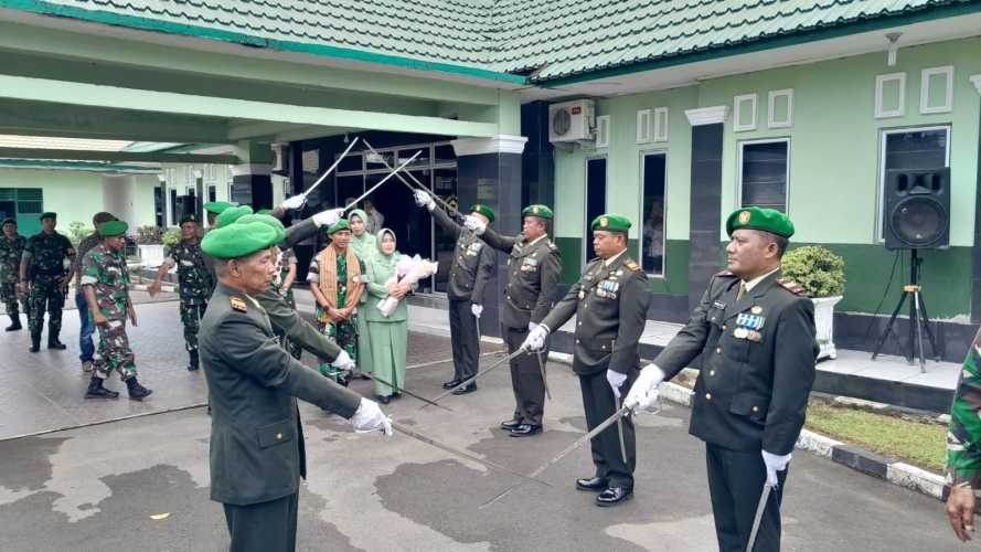 Suasana kesedihan dan Isak tangis pengurus Persit KCK CAB. LIV Kodim 0314/Inhil mewarnai acara pelepasan Letkol Arh M.Nahruddin Roshid,S.E.,M.Tr.(Han) dan Ny. Fanny Nahruddin Roshid.