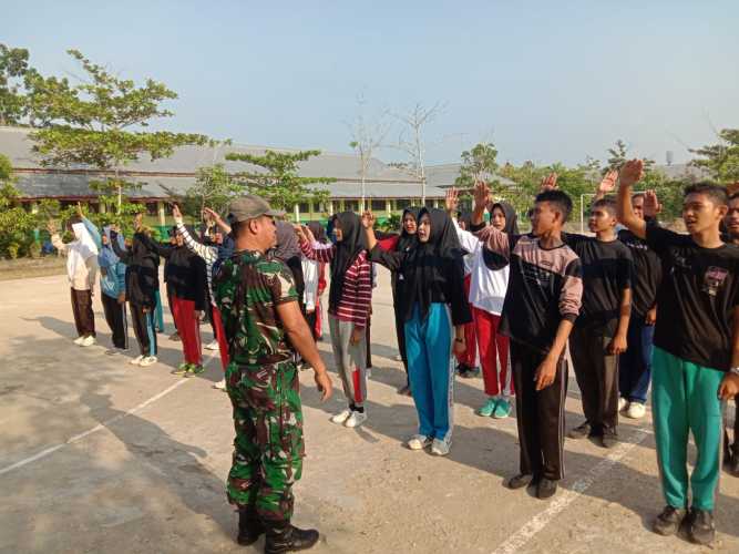 Ciptakan Generasi Muda yang Berprestasi, Sertu M.Yasin Latih Baris Berbaris