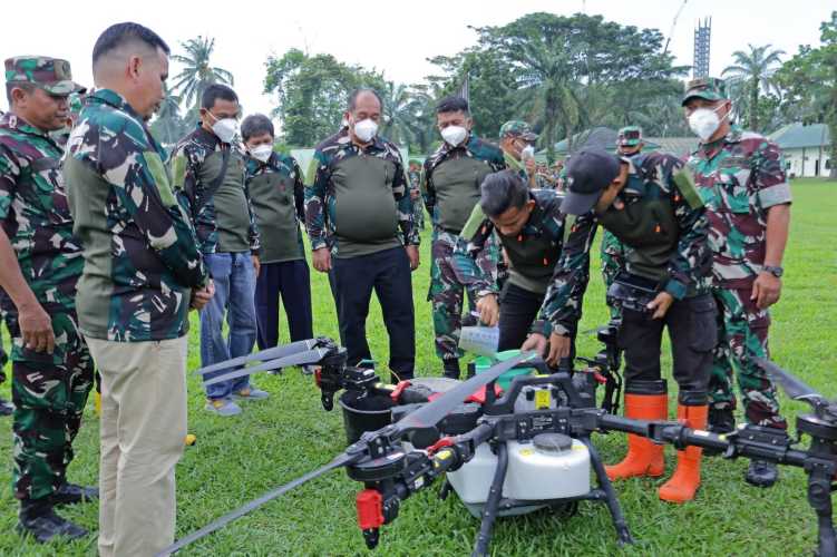 Uji Coba Drone Angkut untuk Penyemprotan Lahan Pertanian