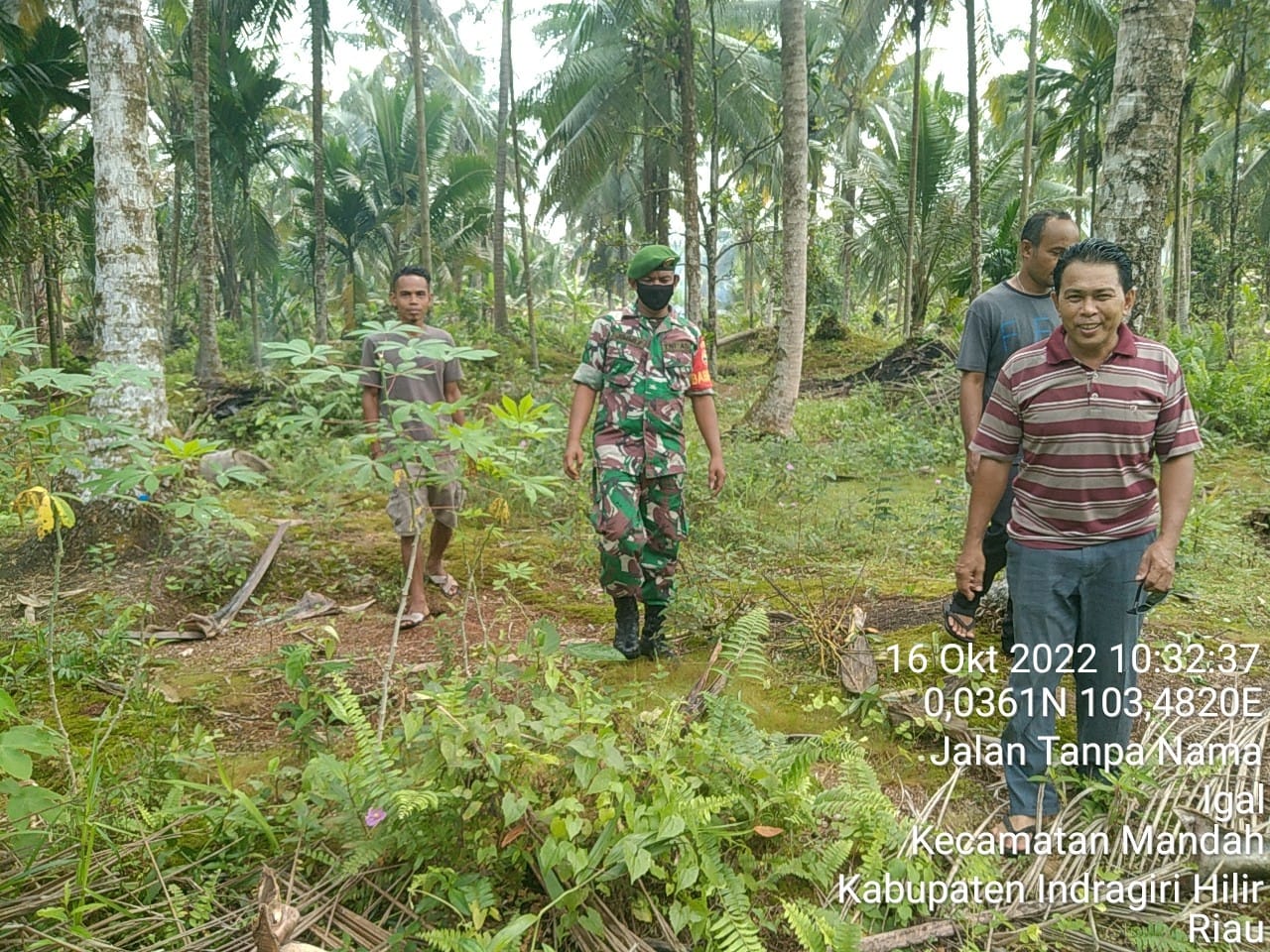 Serda Jimi Faisal Babinsa Koramil 08/Mandah Mengujii Kerawanan Lahan dari Karhutlah