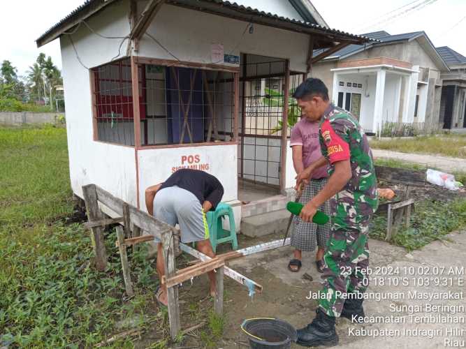 Sertu Deni Sutrisno Melaksanakan Perbaikan Pos Ronda