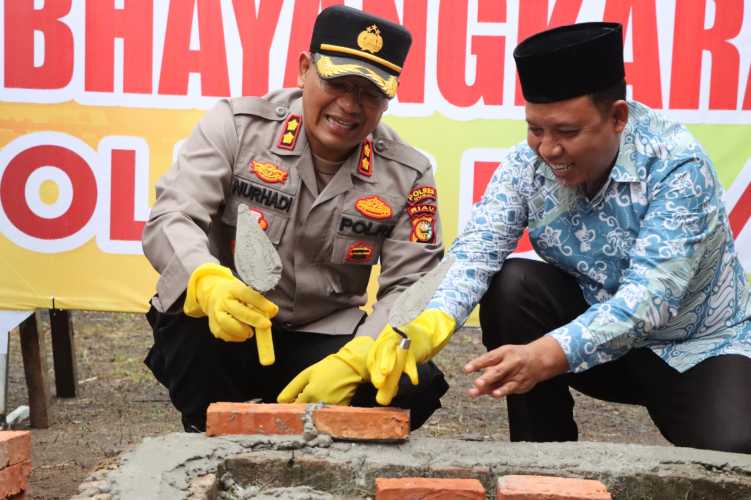 Kapolres Dumai AKBP Nurhadi Ismanto, S.H, S.I.K Melakukan Peletakan Batu Pertama Bedah Rumah Kelima