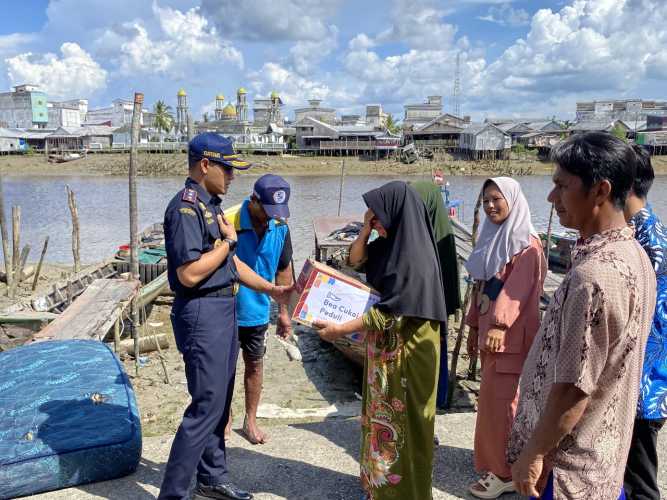 Aksi Bea Cukai Tembilahan, Menyerahkan Bantuan Kepada Korban Tanah Longsor di Kuala Enok.