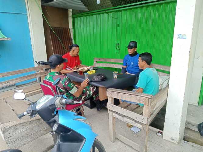 Babinsa Serda Ronald Manalu melaksanakan Rembuk Sosial Terpadu untuk mengatasi permasalahan sosial Warga