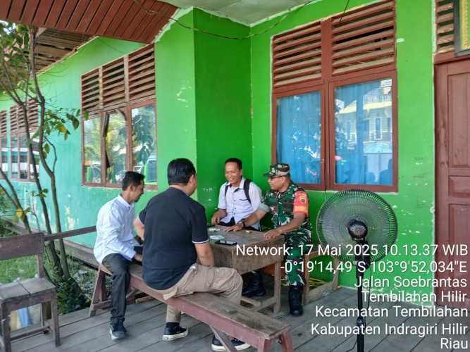 Babinsa Tembilahan Hilir Jalin Silaturahmi dengan Warga Binaan melalui Komsos di Madrasah Islamiah