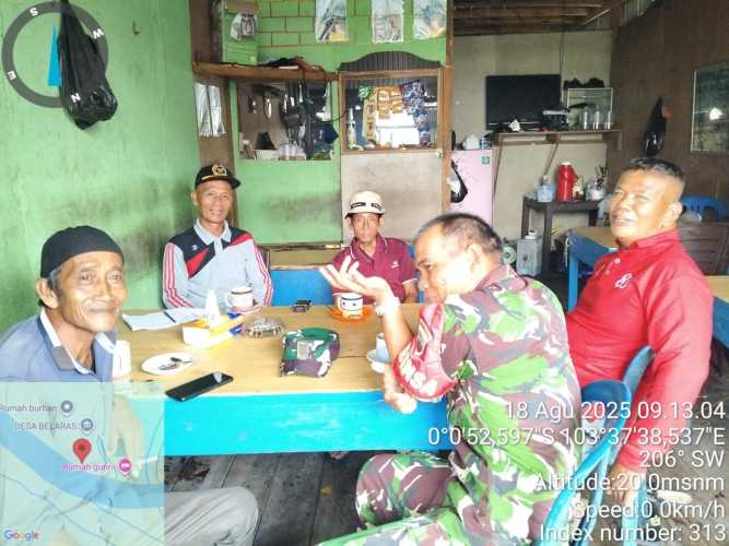 Babinsa Koramil 08/Mandah Tingkatkan Komsos dalam Semangat HUT RI ke-80