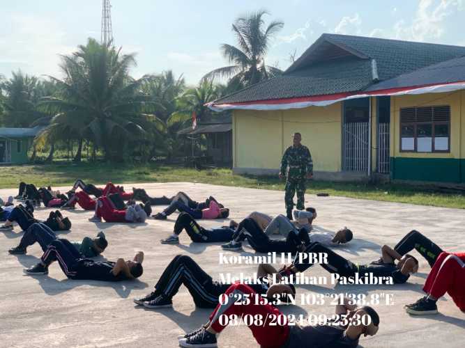 Peltu Rafli Melaksanakan Latihan Pembinaan Fisik Bagi Paskibra