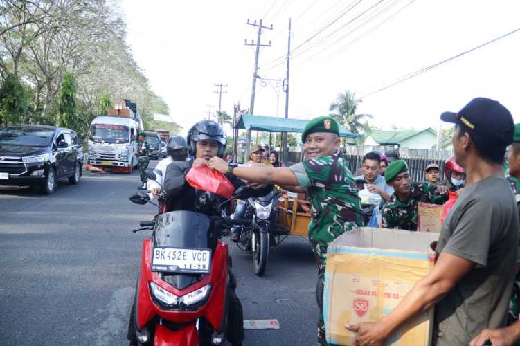 Berbagi Ta'jil Kodim 0208/Asahan di  Ramadhan Penuh Berkah