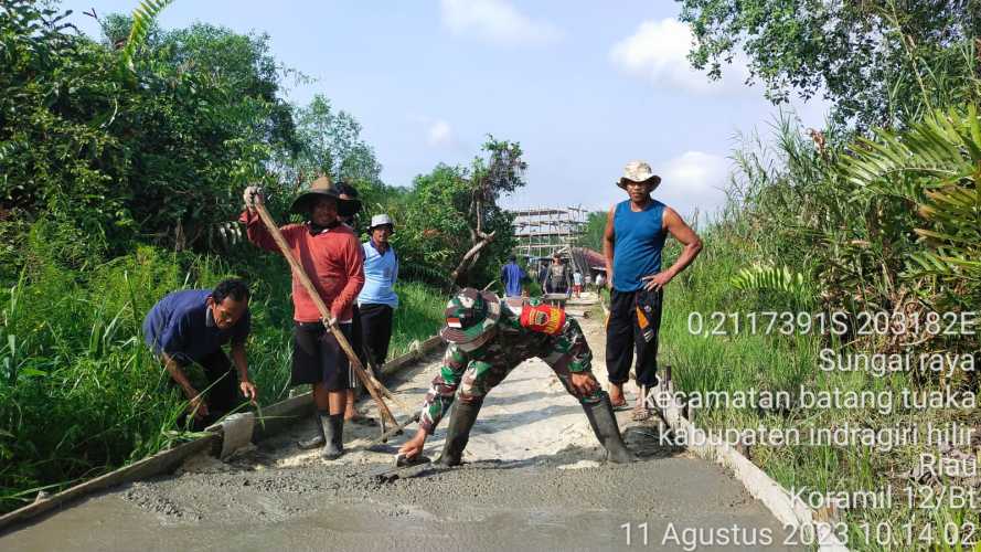 Serka Hepi Martison Semenisasi Jalan Bersama Warganya