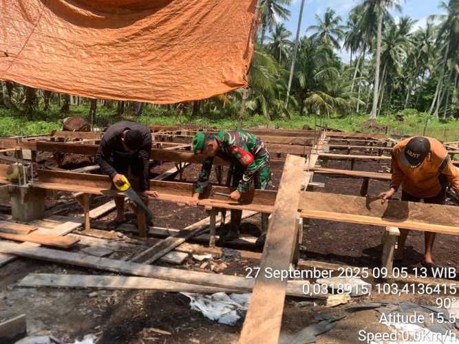 Babinsa Koramil 08/Mdh Menggerakkan Swasta Masyarakat dalam Gotong Royong Percepatan Pembangunan Mesjid