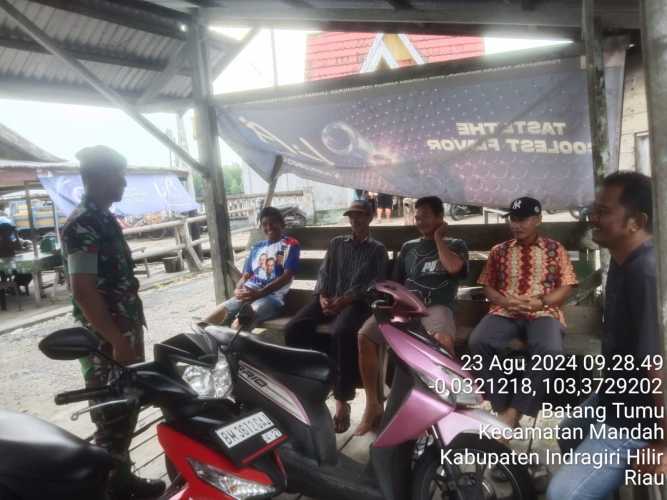 Babinsa Mandah Lakukan Patroli Untuk Mengetahui Kondisi Sosial Wilayahnya