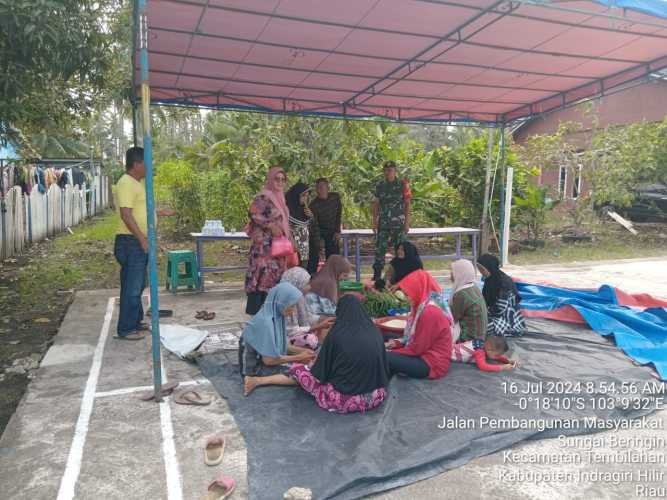 Jelang Gema Muharram, Sertu Deni Sutrisno Bantu Warga Pembuatan Bubur Assura