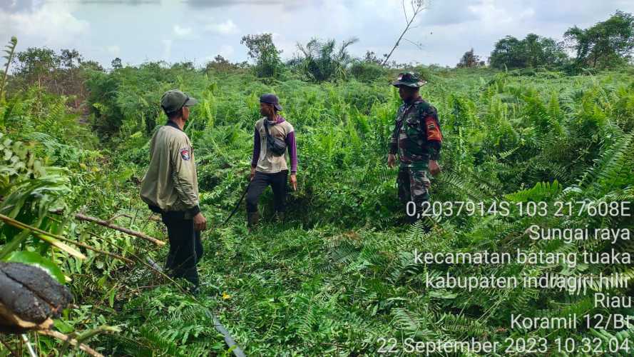 Serka Hepi Martison Menebas Lahan Cegah Sebaran Titik Api