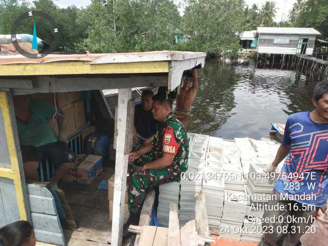 Babinsa Cek Aktifitas Pelabuhan Memastikan Tertib Kamtibmas