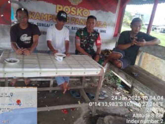 Babinsa Batang Tuaka Praktekkan Implementasi Gotong Royong Dalam Komsosmya