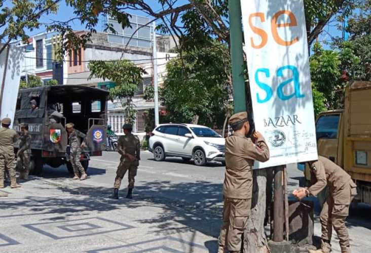 Penertipan Baliho dan Spanduk di Jalan