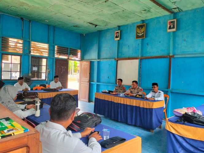 Himbauan Guru Jaga Netralitas Selama Pilkada, Kanit Polsek Kempas Sambangi Sekolah.