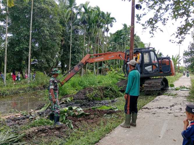 TMMD Ke-123,Babinsa Serka Masri dan Kepala Desa Awasi Normalisasi Parit di Desa Sialang Panjang