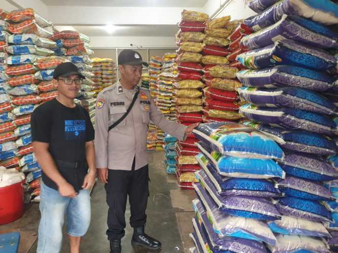 Monitoring Panic Buying dan Pengawasan Penimbunan Bahan Pokok oleh Polsek Pulau Burung