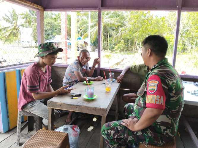 Babinsa Koramil 01/Tembilahan  Aktif Jaga Kamtibmas di Desa Sungai Intan