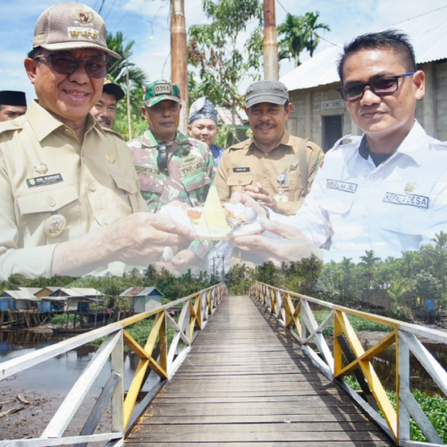 Dengan Pemotongan Pita,Bupati Inhil H.M.Wardan Meresmikan Jembatan Sungai Rawa