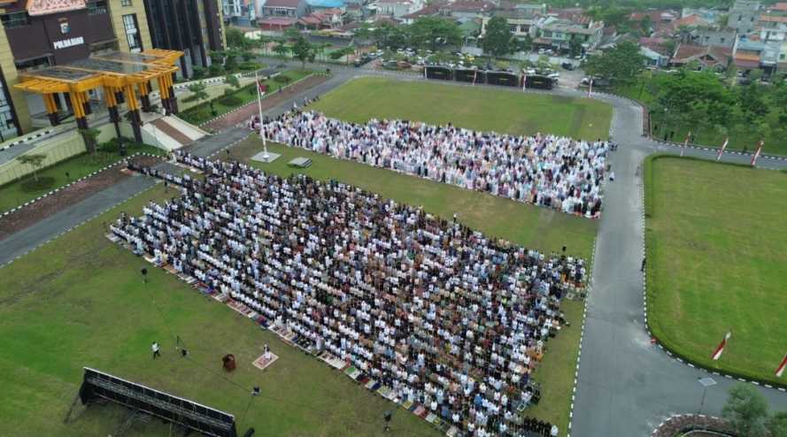 Ribuan Masyarakat Salat Idul Fitri 1445 di Halaman Mapolda Riau