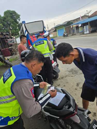 Sat Lantas Polres Batu Bara Laksanakan Penindakan Kasat Mata di Depan SMA Negeri 1 Lima Puluh