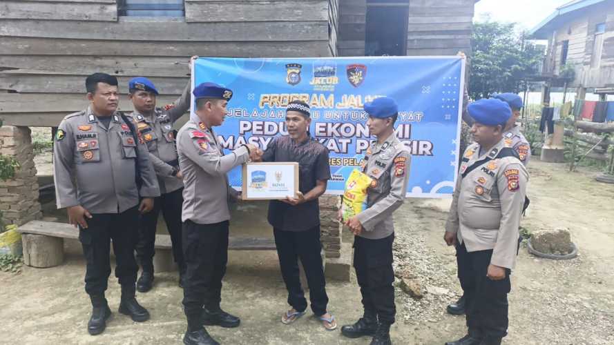 Rutin Sambangi Warga Pesisir Perairan, Sat Polairud Polres Pelalawan Berikan Paket Sembako.
