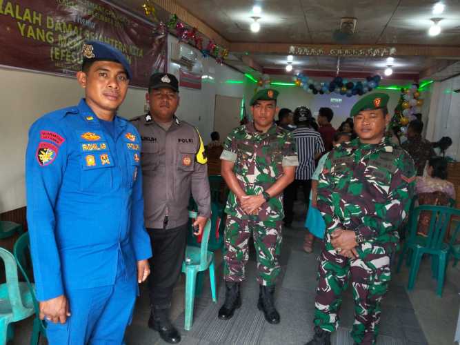 Babinsa Sertu Ali Sabri Melaksanakan  Pengamanan Perayaan Natal 2025: