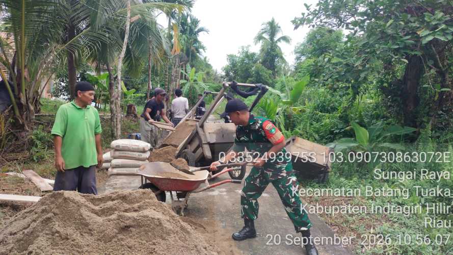 Babinsa Sungai Raya Bersama Warga Goro Perbaiki Jalan di Parit 5
